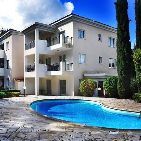Poolside 2 Bedroom Apt, Paphos Riviera, Universal Area Bagian luar foto