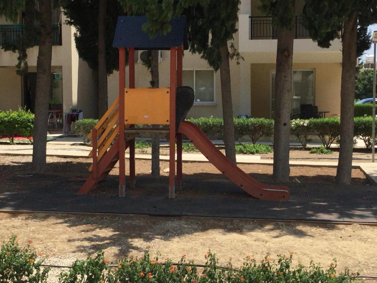 Poolside 2 Bedroom Apt, Paphos Riviera, Universal Area Bagian luar foto