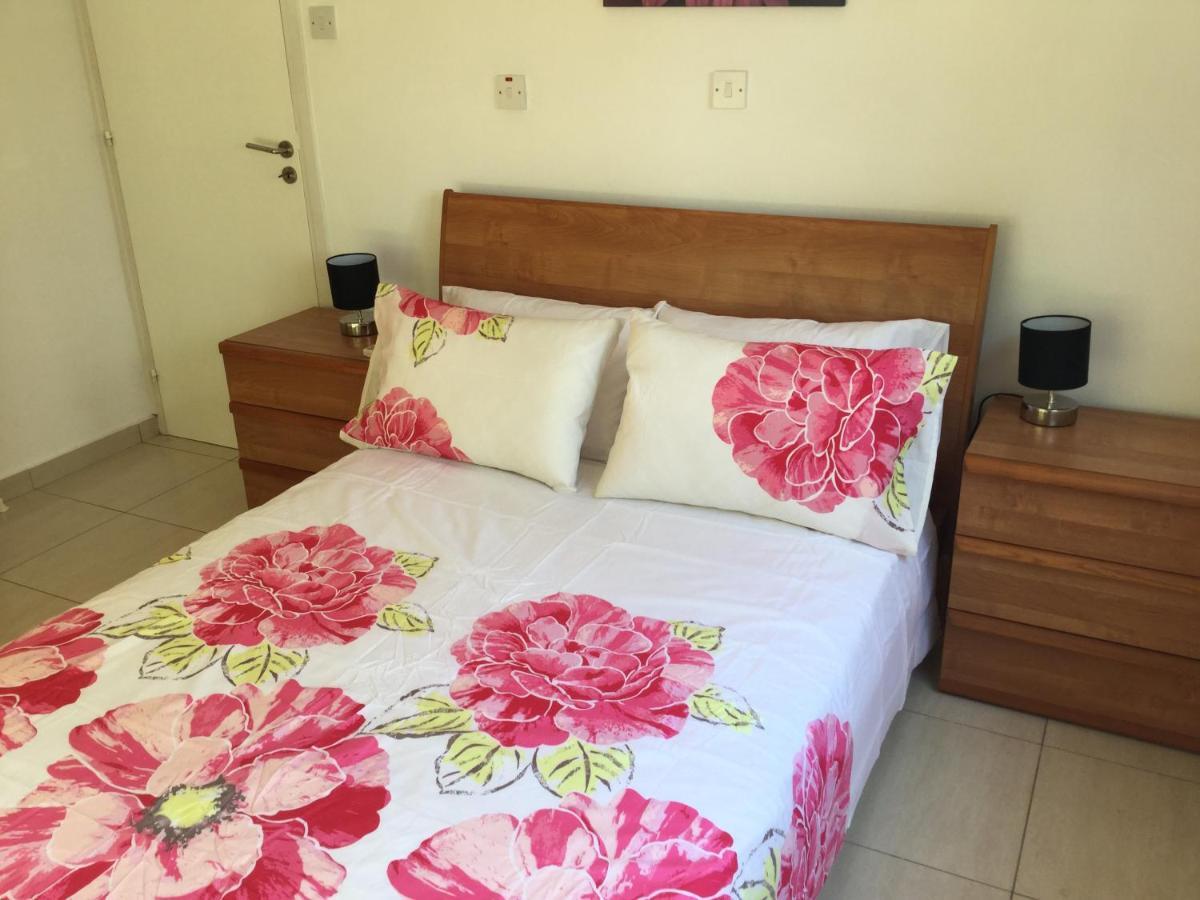Poolside 2 Bedroom Apt, Paphos Riviera, Universal Area Bagian luar foto