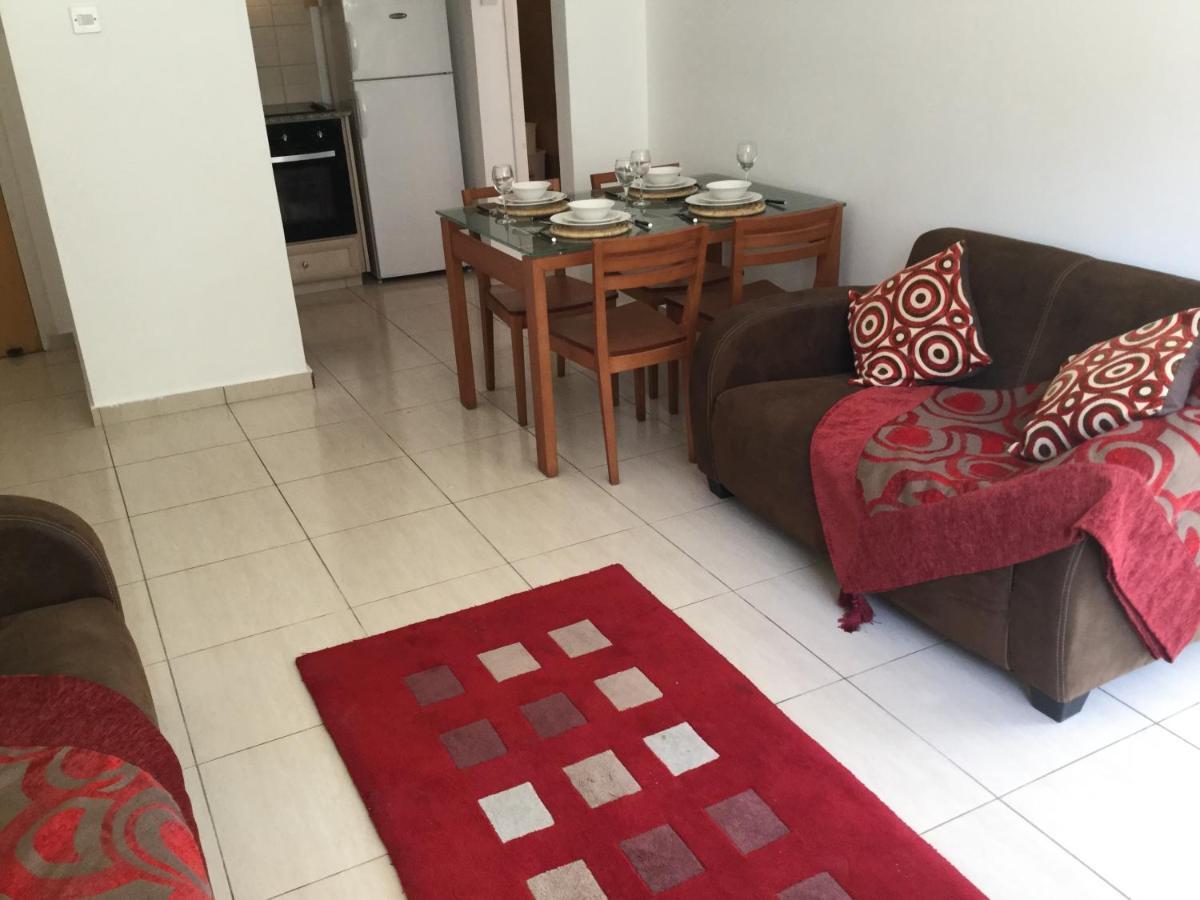 Poolside 2 Bedroom Apt, Paphos Riviera, Universal Area Bagian luar foto