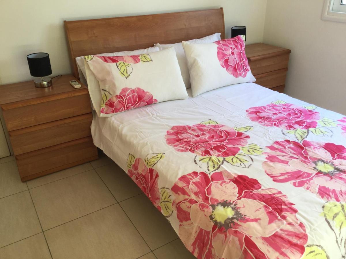 Poolside 2 Bedroom Apt, Paphos Riviera, Universal Area Bagian luar foto