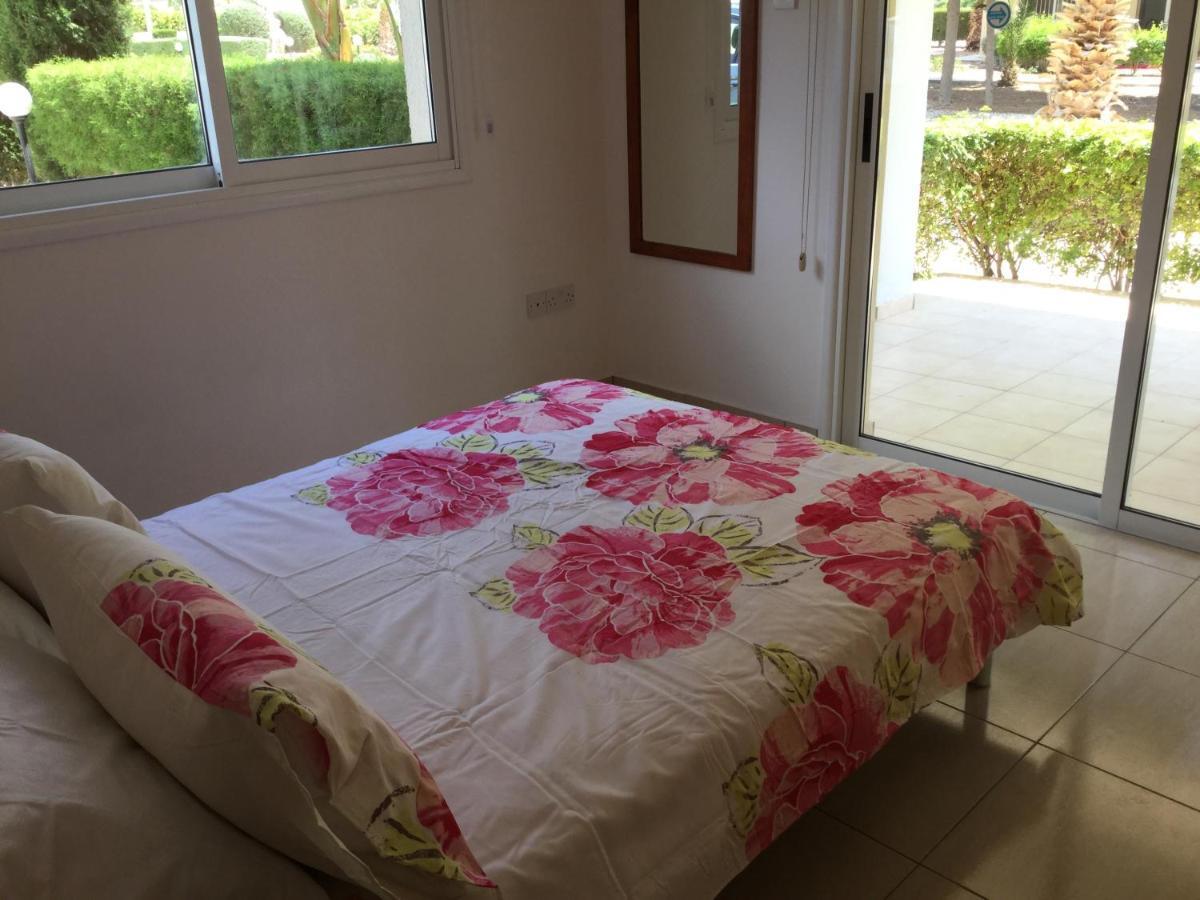 Poolside 2 Bedroom Apt, Paphos Riviera, Universal Area Bagian luar foto
