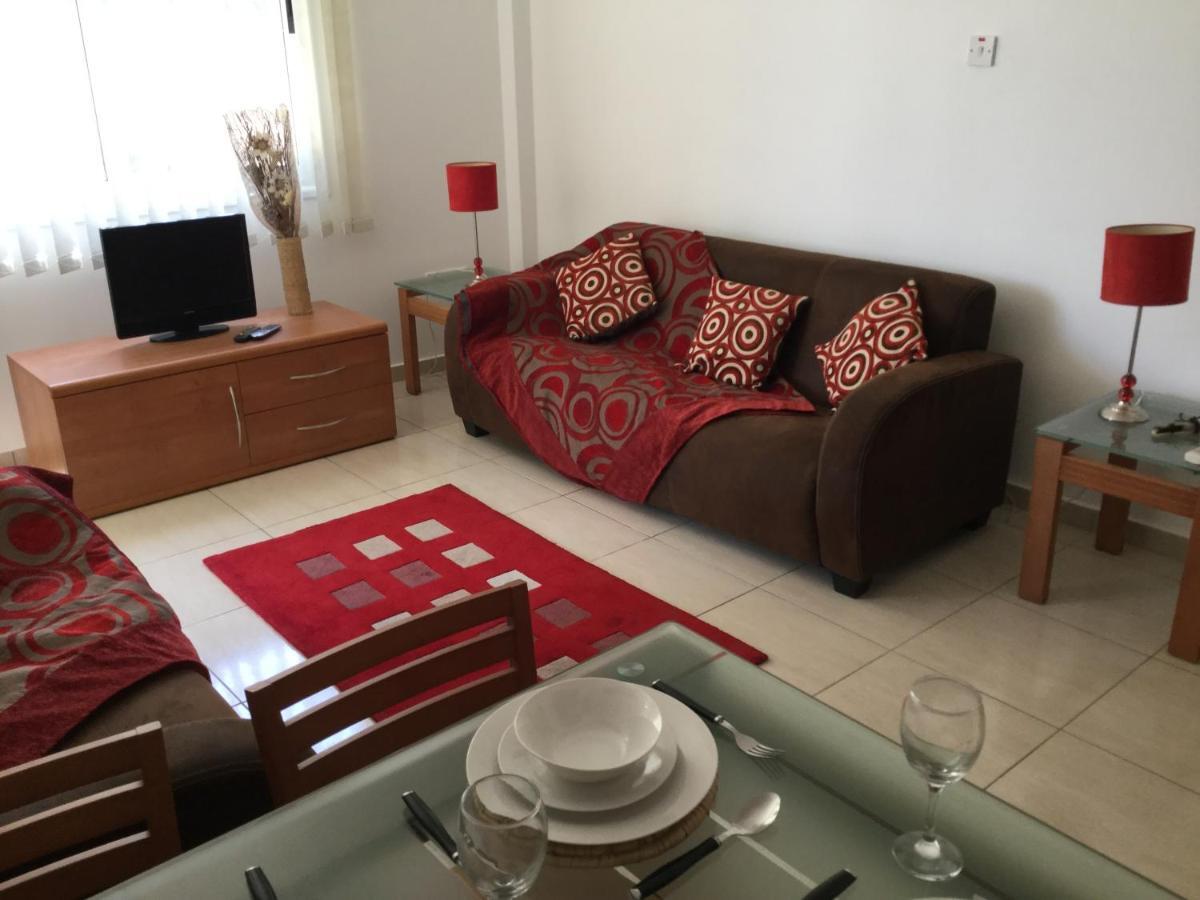 Poolside 2 Bedroom Apt, Paphos Riviera, Universal Area Bagian luar foto