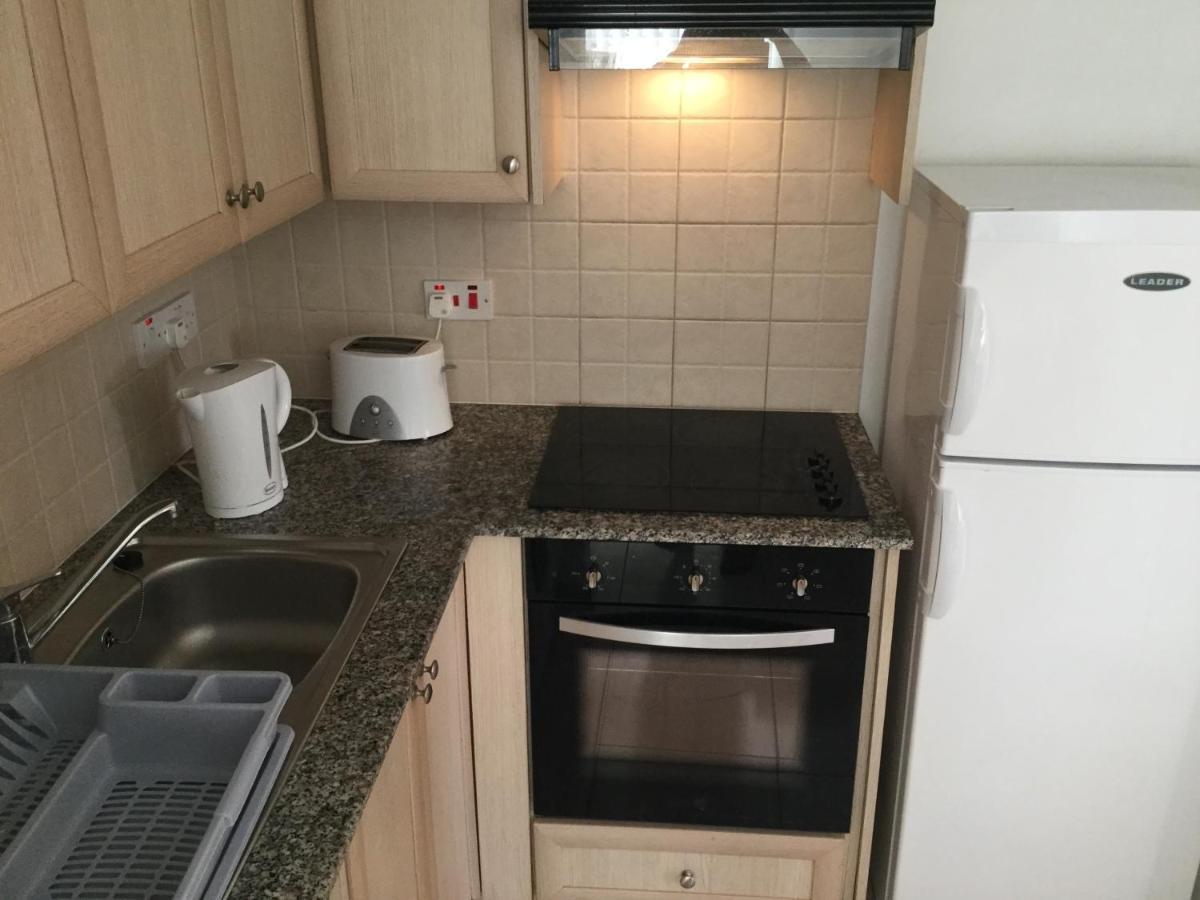 Poolside 2 Bedroom Apt, Paphos Riviera, Universal Area Bagian luar foto