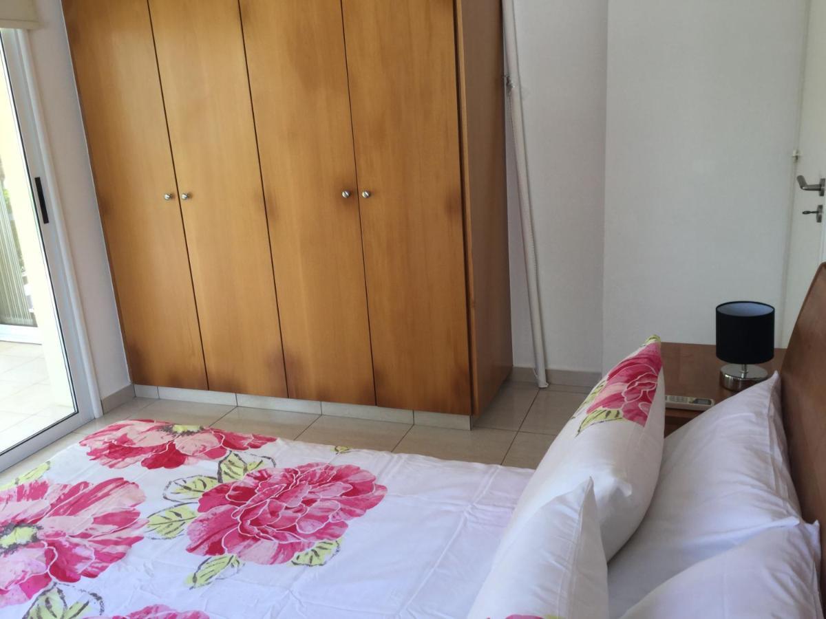 Poolside 2 Bedroom Apt, Paphos Riviera, Universal Area Bagian luar foto