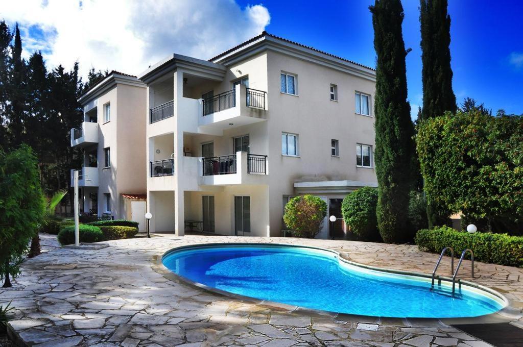 Poolside 2 Bedroom Apt, Paphos Riviera, Universal Area Bagian luar foto